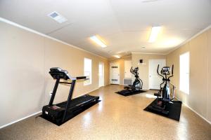 Фитнес-центр и/или тренажеры в Instalodge Hotel and Suites Karnes City