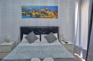 1 dormitorio con 1 cama extragrande y vistas al perfil urbano en Apartamento Muralla, en Sevilla