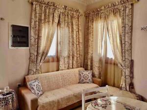 sala de estar con sofá y ventana en Nikitas Luxury House, en Karpathos