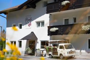 ein LKW, der vor einem Gebäude parkt in der Unterkunft Hotel Monte44 in Wolkenstein in Gröden