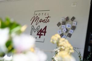 Un cartel que dice "La mamá del hotel en la pared" en Hotel Monte44 en Selva di Val Gardena
