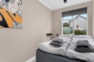 um quarto com uma cama com toalhas em Bright and elegant apartment em Reykjavík