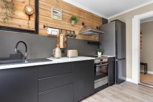 una cucina con lavandino e frigorifero di Bright and elegant apartment a Reykjavik