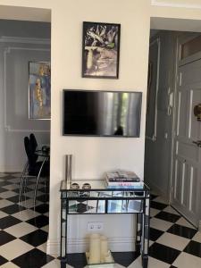 sala de estar con TV en la pared en maravilloso apartamento zona financiera en Madrid