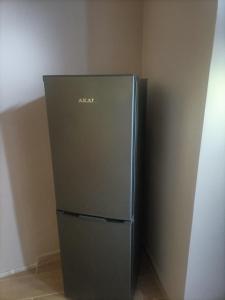 un frigorifero grigio in un angolo di una stanza di Il rifugio del folletto a Santeramo in Colle