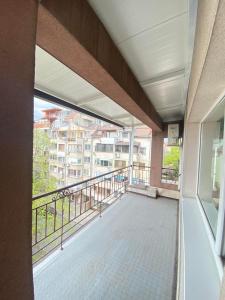 - un balcon avec vue sur un bâtiment dans l'établissement Holidays apartment Bourgas, à Bourgas