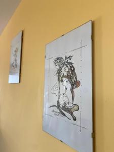 dessin d'une femme sur un mur dans l'établissement Holidays apartment Bourgas, à Bourgas