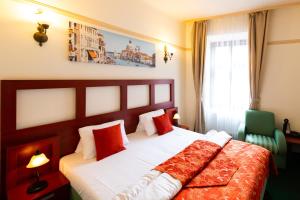 米库洛夫Vivaldi Apartments的一间有床和窗户的酒店房间