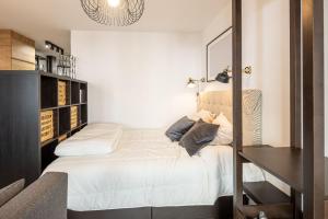 a bedroom with a bed and a desk in a room at Maior 5 Apartamentos in Verín