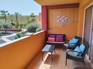 d'un balcon avec deux chaises et une table. dans l'établissement Casa Mar y Dunas, à Parque Holandes