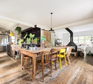 una cocina con una gran mesa de madera y sillas amarillas en CHIC COUNTRY HOUSE IN MADRID, en Las Rozas de Madrid