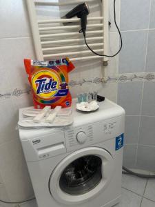 uma máquina de lavar roupa com um saco de batatas fritas em cima em Просторная и уютная 3х комнатная в центре! em Oral