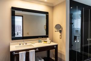 La salle de bains est pourvue d'un lavabo et d'une douche. dans l'établissement Hotel Plaza 79, à San Cristóbal de Las Casas