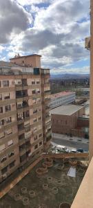 uma vista para um edifício com um pátio em frente em Habitación Amplia con Vistas em Granada