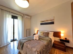 - une chambre avec un lit et une grande fenêtre dans l'établissement Exclusivo Terraza Exterior Castellana, à Madrid