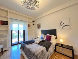 een slaapkamer met een bed en een groot raam bij Exclusivo Terraza Exterior Castellana in Madrid