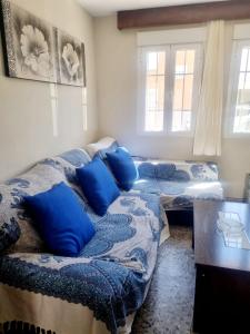 Cette chambre comprend 2 lits avec des oreillers bleus. dans l'établissement CASA MIGUEL, à Puebla de Don Fadrique
