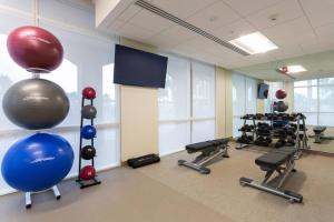 einen Fitnessraum mit einem großen Trainingsball an der Wand in der Unterkunft SpringHill Suites by Marriott Fort Lauderdale Miramar in Miramar