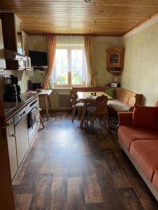 cocina y sala de estar con sofá y mesa en Haus Ranner, en Bad Mitterndorf