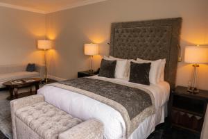 ein Hotelzimmer mit einem großen Bett und einer Couch in der Unterkunft Hotel Plaza 79 in San Cristóbal de las Casas