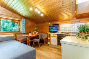 eine Küche mit einem Sofa und einem Tisch in einem Zimmer in der Unterkunft Obertaxinghof in Saalbach-Hinterglemm