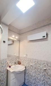 y baño con lavabo y espejo. en CASA MIGUEL, en Puebla de Don Fadrique