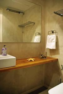 un baño con lavabo y espejo en Beach apartment overseeing the sea, en Llafranc