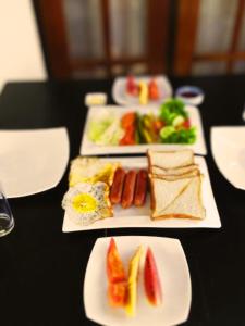 una mesa negra con tres platos de comida. en AMOUR AT TURTLE BEACH en Tangalle