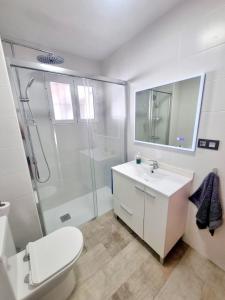 プエブラ・デ・ドン・ファドリケにあるCASA MIGUELのバスルーム(シャワー、トイレ、シンク付)