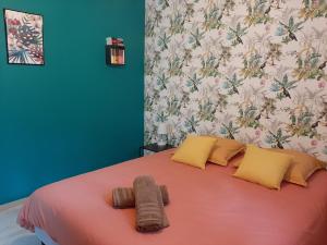 - une chambre avec un lit et 2 serviettes dans l'établissement Lisière de la Forêt, à La Baule