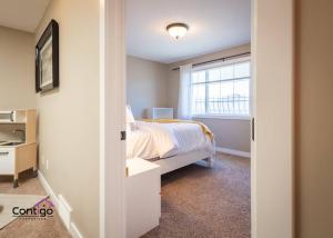 Gallery image of Luxury Retreat, Sleeps 12, AC, Patio, 5 min to YQL in Lethbridge