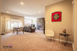 Gallery image of Luxury Retreat, Sleeps 12, AC, Patio, 5 min to YQL in Lethbridge
