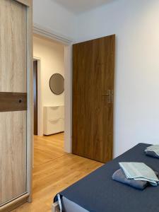 Habitación con cama y puerta de madera en Bonarka, en Cracovia