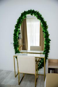 ein Weihnachtskranz auf einem Tisch mit einem Spiegel in der Unterkunft Vila AMAZON in Dubova