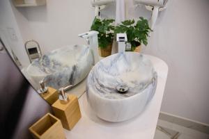 ein Badezimmer mit zwei Waschbecken auf einer Ablagefläche in der Unterkunft Vila AMAZON in Dubova + 43 Fotos