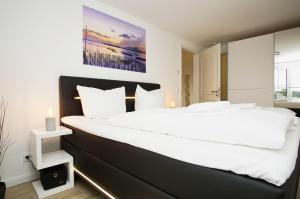 Ένα ή περισσότερα κρεβάτια σε δωμάτιο στο Modernen Ferienwohnung mit Balkon, Kamin - Alte Fischfabrik Lauterbach FeWo 13