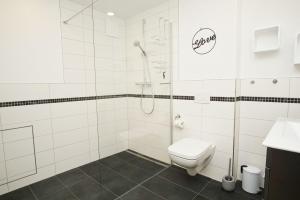 Ένα μπάνιο στο Modernen Ferienwohnung mit Balkon, Kamin - Alte Fischfabrik Lauterbach FeWo 13 +17 φωτογραφίες