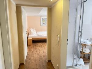 a hallway with a room with a bed and a mirror at Appartement Am Straßland in Kirchheim