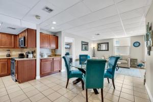 uma cozinha e sala de jantar com mesa e cadeiras em Bayfront condo with water view & boat slips! em South Padre Island