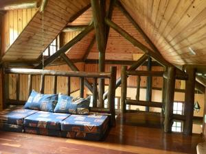 a bed in a room with a wooden ceiling at RECANTO Do SOL VISCONDE DE MAUÁ in Visconde De Maua