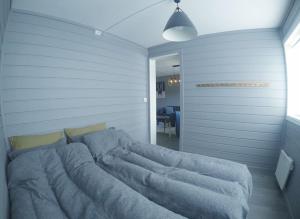 1 dormitorio con 1 cama grande en una habitación en Fjellstova Storehorn Apartments, en Torset
