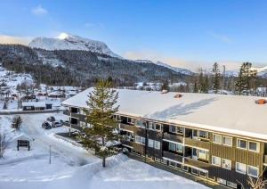 una vista aérea de un edificio en la nieve en Fjellstova Storehorn Apartments, en Torset