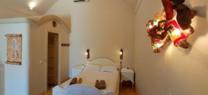 1 dormitorio con cama y lámpara de araña en Aliori art caves, en Egíali