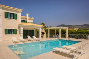 una villa con piscina e una casa di Seaspray Villa Kefaloniaprivatevillas a Cefalonia