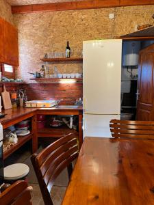 uma cozinha com uma mesa de madeira e um frigorífico em Vikendica Marković em Divčibare