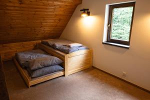 pokój z 2 łóżkami w pokoju z oknem w obiekcie Horská Chata Čeladná w mieście Czeladna