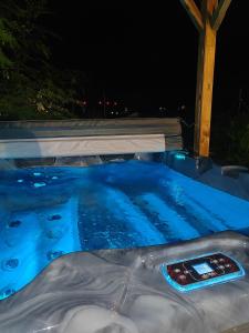 un cellulare seduto in piscina di notte di Odyssea Caraïbes Cottages & Spa a Saint-Louis