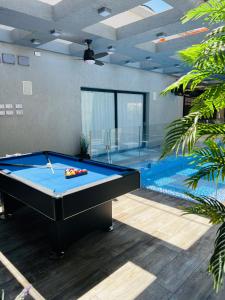 een pooltafel in een kamer met een zwembad bij Luxurious house in Ness Tziona in Nes Ẕiyyona