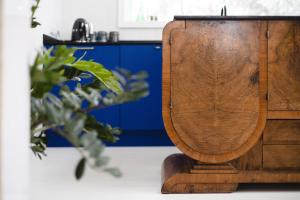 una caja de madera en una cocina con una planta en Chata Patykowo, en Myślenice