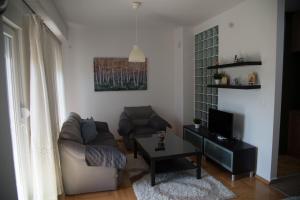 - un salon avec un canapé et une table dans l'établissement ZOJA Apartments #2, à Kavadartsi